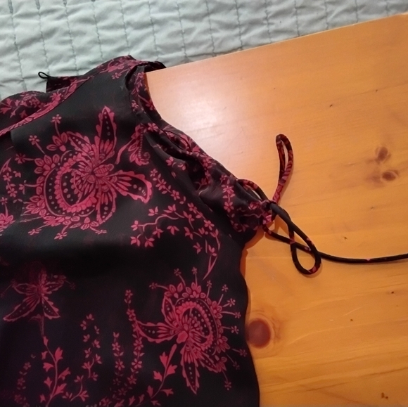 Express Cold Shoulder Red Black Ties Sleeves Soulders Silky Material V Neck - Picture 6 of 7